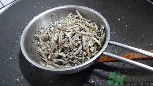 小魚干怎么炒好吃？蜜汁小魚干的做法