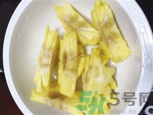 菠蘿里面發(fā)黑是為什么？發(fā)黑的菠蘿能吃嗎？