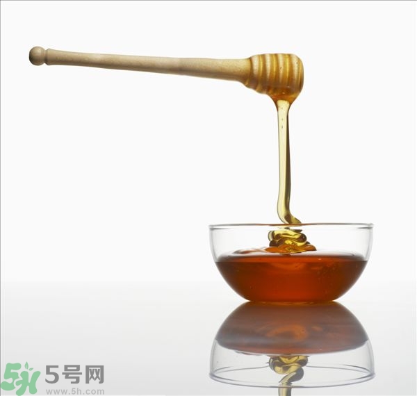 蜂蜜放久了有酒味是怎么回事？蜂蜜有酒味還能喝嗎？