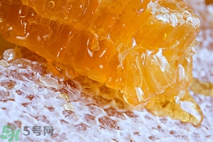 蜂蜜放久了有酒味是怎么回事？蜂蜜有酒味還能喝嗎？