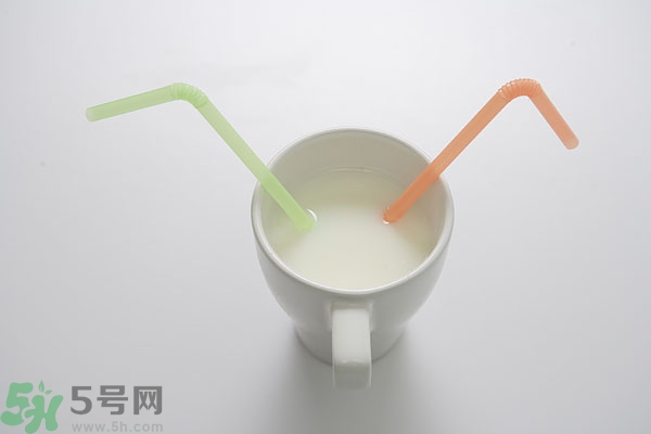 羊奶和牛奶哪個營養(yǎng)高?牛奶與羊奶哪個營養(yǎng)更好？