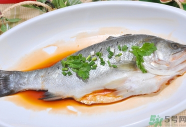 鱸魚(yú)和南瓜可以一起吃嗎？鱸魚(yú)和南瓜一起吃會(huì)中毒嗎？