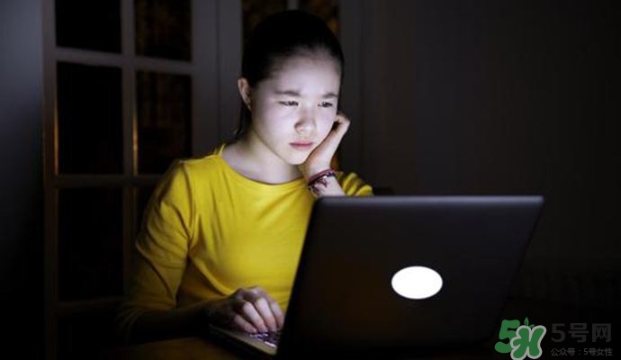 女人熬夜吃什么好？女人熬夜的危害有多大