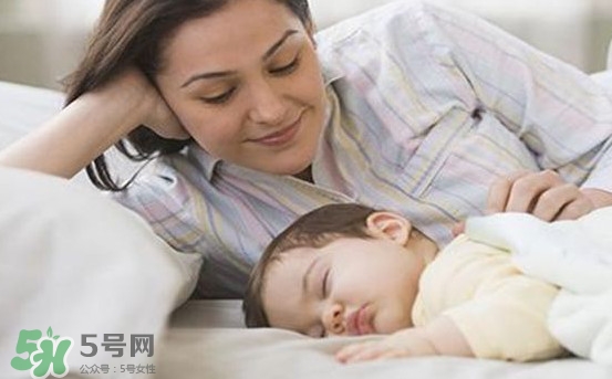 孩子為什么喜歡趴著睡覺？孩子為何老愛趴著睡