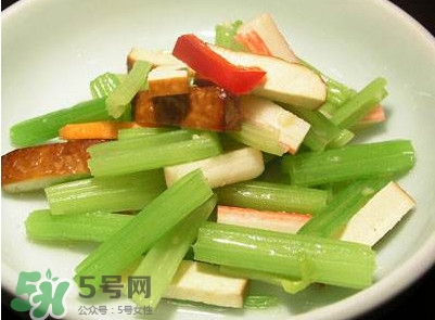 芹菜怎么炒好吃？芹菜怎么炒不苦