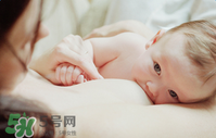 哺乳期奶水有血是什么原因？哺乳期奶水有血能喂奶嗎？