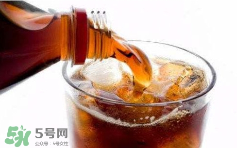 為什么喝碳酸飲料打嗝嗆鼻子？碳酸飲料為什么會(huì)冒泡