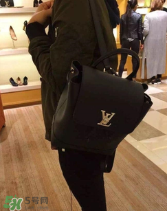 lv lockme包包怎么辨別真?zhèn)?？lv lockme包包真假鑒定