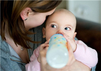 母乳寶寶要比喂奶粉的寶寶體質好嗎 母乳比奶粉營養(yǎng)嗎？