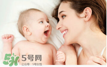 母乳喂養(yǎng)胸部一大一小怎么辦？母乳喂養(yǎng)會(huì)導(dǎo)致胸不對(duì)稱嗎？