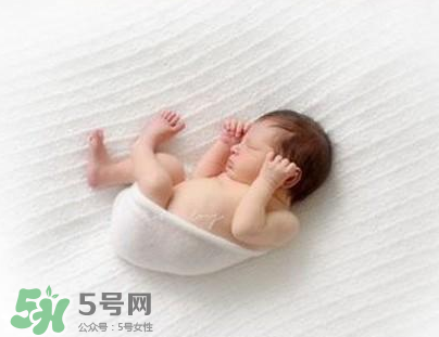 新生兒能用母乳洗臉嗎？新生兒能用母乳擦臉嗎？