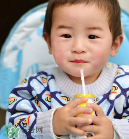 兒童能喝老年人奶粉嗎？老年人奶粉小孩能不能喝？