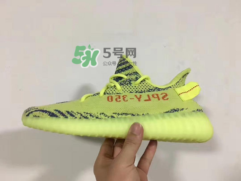 adidas yeezy boost 350 v2黃斑馬是夜光的嗎？