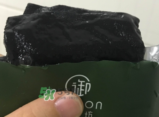 御泥坊水潤茶萃微囊黑面膜怎么用？