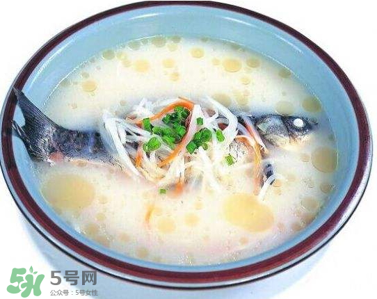 鯽魚湯里可以放什么菜最好？鯽魚燉湯放什么菜？