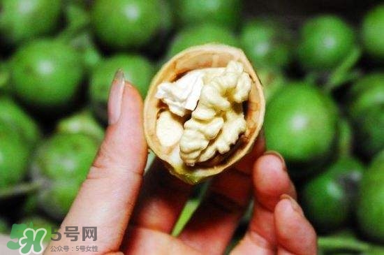 新鮮核桃要?jiǎng)兤?？剝皮時(shí)手變黑怎么清洗？