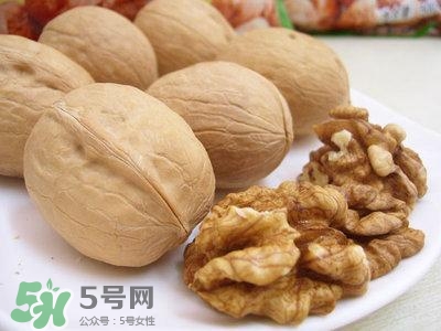 吃核桃對頭發(fā)有什么好處？為什么吃核桃對頭發(fā)生長有好處？