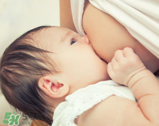 母乳寶寶一天大便幾次正常？母乳寶寶排便情況介紹