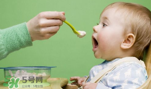 母乳寶寶幾個(gè)月添加輔食？母乳寶寶添加輔食的時(shí)間介紹