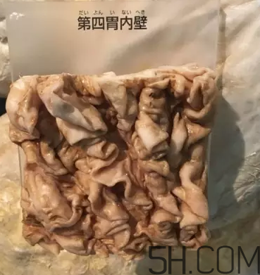 牛百葉和毛肚是一個東西嗎？牛百葉上面有層黑皮能吃嗎？