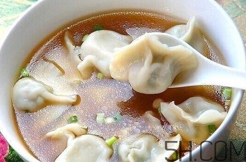 煮餃子用冷水還是熱水？煮餃子用大火還是小火？