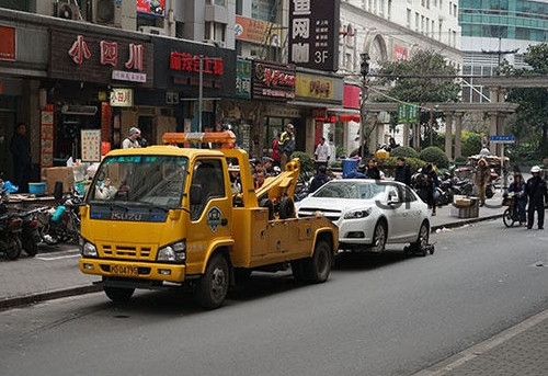 汽車拖車費能報嗎？汽車的前后拖車孔怎么打開？