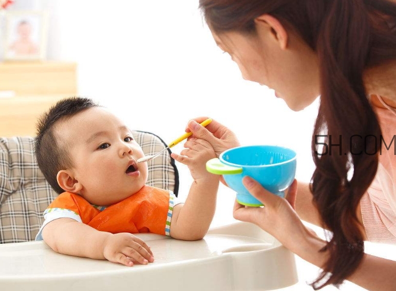 寶寶多大可以自己吃飯？如何讓寶寶愛上吃飯？