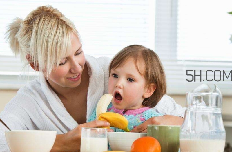 寶寶多大可以自己吃飯？如何讓寶寶愛上吃飯？