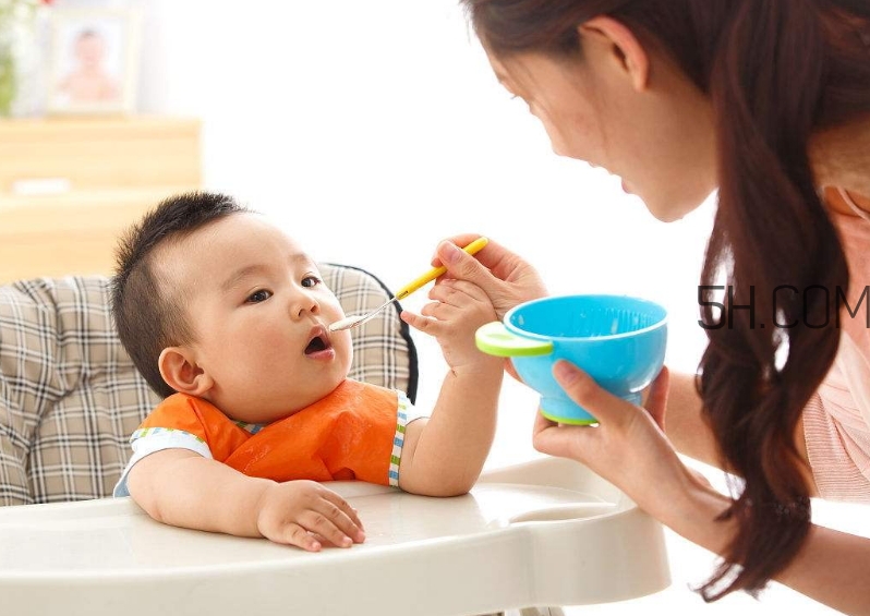 教會寶寶自己吃飯，你做到這些了嗎？