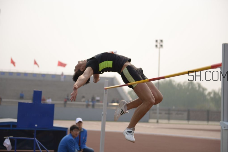 如何做好撐桿跳高運動？背越式跳高的七大技巧