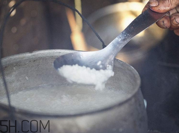 煮飯怎么不粘鍋？煮飯能用開水嗎