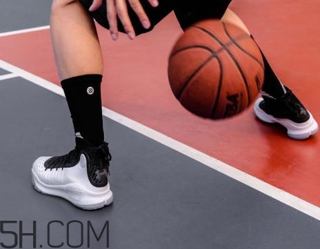 under armour curry 4黑白配色上腳效果怎么樣？