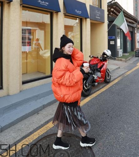 棉服配裙子好看嗎？棉衣配什么裙子好？