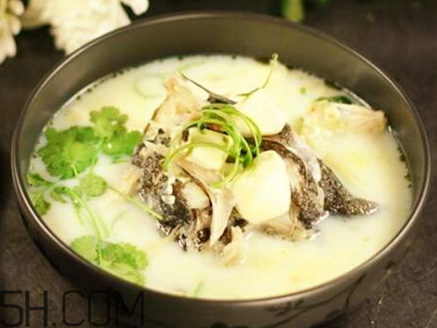 鯽魚湯發(fā)黑能喝嗎 鯽魚湯發(fā)黑是怎么回事