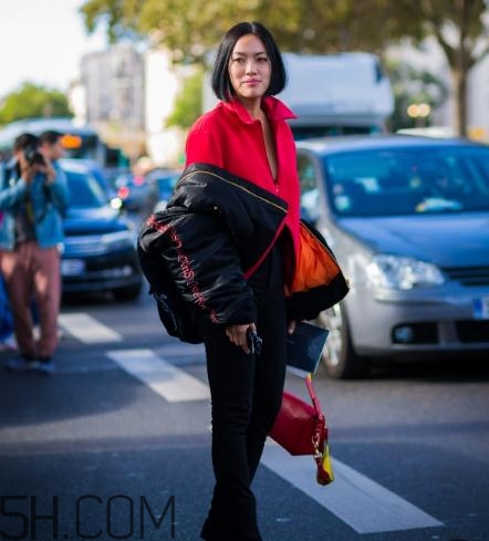 黑色飛行夾克怎么搭配？黑色飛行員夾克搭配女