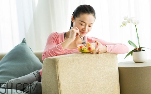 女孩月經(jīng)初潮可不可以喝紅糖水？女孩月經(jīng)初潮媽媽應該怎么做？