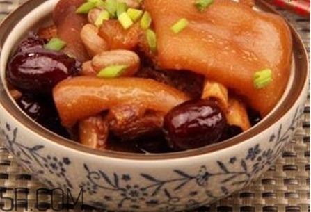 女性產(chǎn)后胸部松弛吃什么好？產(chǎn)后乳房變形如何保?。?></p><h3>女性產(chǎn)后胸部松弛吃什么好</h3><p>大豆</p><p>吃大豆，對身體好，大豆?fàn)I養(yǎng)豐富，特別是其中的礦物質(zhì)含量更加豐富，吃進(jìn)身體，能促進(jìn)生長發(fā)育，對新陳代謝、內(nèi)分泌代謝也是非常好。</p><p>女性吃大豆，一方面能吸收雌性激素，能促進(jìn)身體吸收，另一方面，能吸收微量元素，不斷的改善乳房發(fā)育，呈現(xiàn)出飽滿的狀態(tài)。</p><p>牛奶</p><p>牛奶，可以說每一個女性都不會拒絕的，豐富的蛋白質(zhì)，能促進(jìn)身體吸收，而就豐胸來說，這些蛋白質(zhì)也是不遑相讓的。</p><p>豬蹄</p><p>更多的時候，女性會想著吃豬蹄，吸收膠質(zhì)改善皮膚。其實，通過吃豬蹄，對增強胸部發(fā)育也是非常好的，讓胸部越來越挺拔。</p><p>牛油果</p><p>牛油果相對來說，不如蘋果橘子那么常見，但是，其功效不容忽視，特別是想要增強胸部彈性，可以適當(dāng)?shù)亩喑渣c。</p><p>豐富的不飽和脂肪酸，能增強胸部組織彈性;其中的維生素E，則能促進(jìn)胸部再次發(fā)育。</p><p>葡萄</p><p>就水果來說，吃點葡萄，對女性保健也是非常好的，這是因為在葡萄中有維生素C，能避免胸部變形，對改善胸部健康，有非常好的幫助。</p><p style=