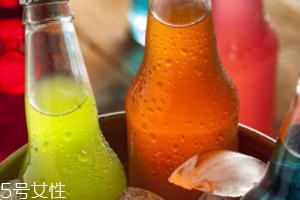 痛風(fēng)得病為什么低齡化？過(guò)量飲用含糖飲料