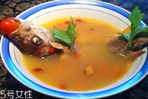 魚湯可以放胡蘿卜嗎 胡蘿卜魚湯食譜