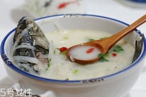 魚湯為什么要用油煎 教你幾招熬出乳白色魚湯