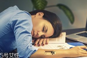 熬夜長(zhǎng)膘什么原因？疲勞使人食欲大開(kāi)