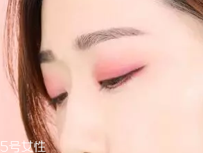 無(wú)妝眼影怎么畫？巧用粉色系眼影