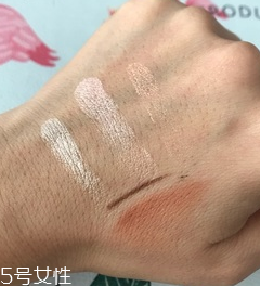 makeup revolution心形腮紅好用嗎？微閃蜜桃色彩