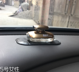 汽車香水座怎么加香水？用滴管注入原瓶