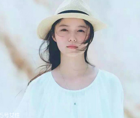 鹽系女生怎樣穿搭？清新無公害的鄰家女孩