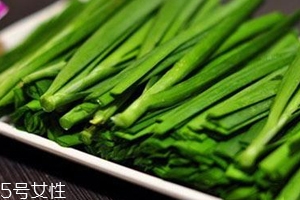 韭菜沒(méi)熟吃了會(huì)怎么樣？生韭菜很辛辣