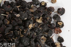 黑枸杞會泡成白色嗎？有這個可能