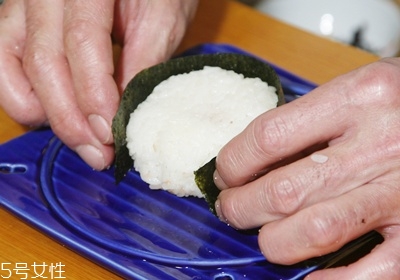 三角海苔飯團怎么包 海苔基本4種包法