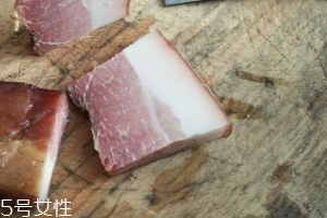 煙熏臘肉是熟的嗎？是生肉腌制的