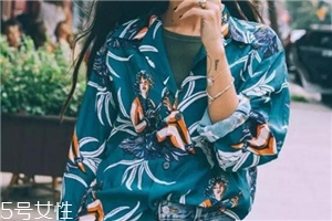 碎花衣服怎么搭配？美上天的秘密武器